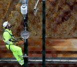 Operarios trabajando en la catenaria del lugar en el que se produjo el siniestro.