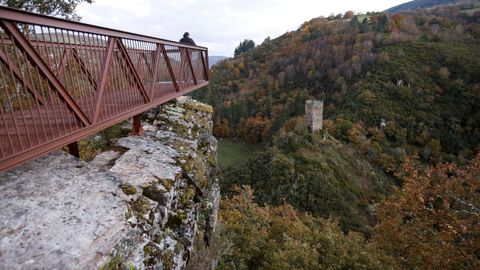 La torre de Doncos, en As Nogais, se puede ver desde un mirador junto a la N-VI pero sufre daños, con grietas visibles