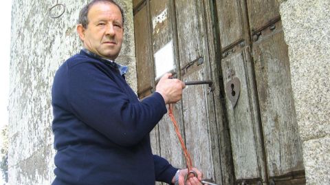Melchor Velicias, a la puerta de la iglesia de O Convento, en una foto del 2007
