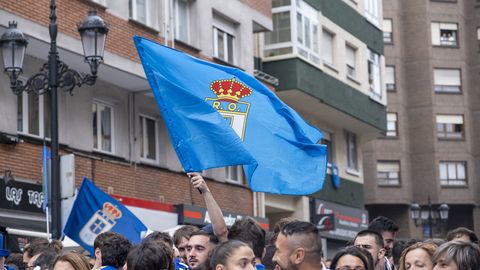 As� fue el emocionante recibimiento al autob�s del Real Oviedo antes del choque ante el Mirand�s