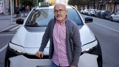 Manuel Calviño, taxista, se animó a comprar un coche eléctrico hace tres meses.