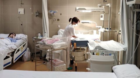 Foto de archivo de una habitaci�n del Hospital Comarcal de Valdeorras con una mujer y su beb� reci�n nacido.