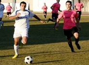 Davic�n, a la izquierda, realiz� un gran partido ante el Soneira en A Pinguela.