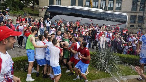 �Celebraste el ascenso de la UD Ourense?.La fiesta comenz� en Meis y se traslad� a la fuente de Concepci�n Arenal
