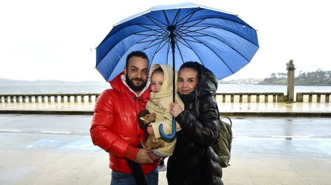 Cris, Edu y su nia Noa, que viajaron de Vigo a Sanxenxo para disfrutar de un spa. 