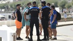Agentes de la Polic�a Local de Sanxenxo, este s�bado, en el paseo de la playa de Silgar
