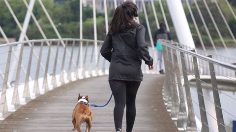 Gente haciendo deporte y caminando por Ferrol