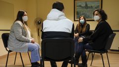 Miguel (nombre ficticio), de espaldas, con la gente de la Fundaci�n �rguete que le ayuda en su reinserci�n