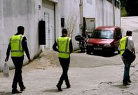 Los agentes de la Guardia Civil de Vigo precintaron la empresa de Coruxo que vend�a el gas .