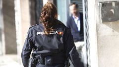Una agente de la Polica Nacional en Vigo, en una imagen de archivo.