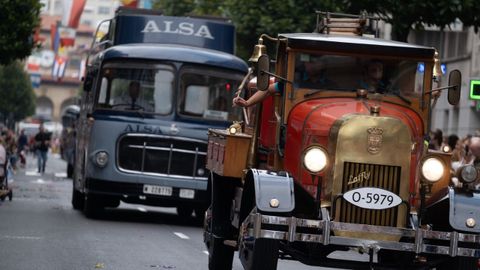 Las calles del centro de Oviedo acogen este jueves el tradicional desfile del día de América en Asturias, en su 72 edición