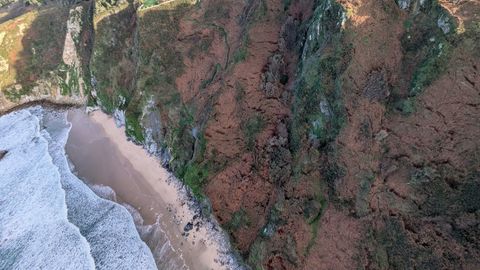 Grietas en la ladera del arenal de Fbrega, que se est deslizando sobre la playa