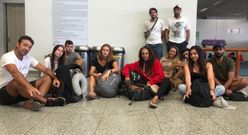 Gallegos bloqueados en Filipinas. A la izquierda, con camiseta blanca, Ricardo Dopazo Vidal. Su mujer, M�nica Loureiro, con camisa roja en el centro. El hermano de Ricardo, Guillermo Dopazo D�az, est� de pie con gorra y su mujer, Maite M�ndez, est� en el centro de la foto con mochila y camiseta negra.