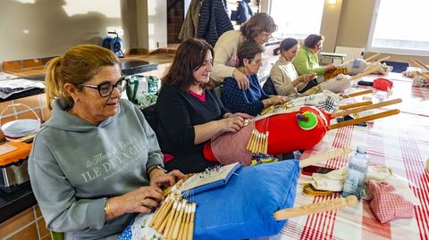 Curso de encaje de bolillos en la Casa da Cultura de O �zaro 