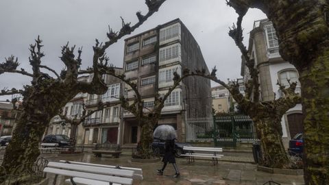Edificio, en primer término, situado en la Alameda de Cee, que se vendió por unos 300.000 euros