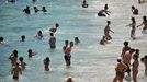 Un socorrista saca del agua a un hombre en peligro y ste an tiene algo que decir...