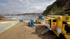 Un cambio de bomberos de Asturias se establece en la playa de Arnao en el municipio asturiano de Castrill�n, en la que la madrugada de este lunes, una mujer de 35 a�os cay� al agua mientras pescaba