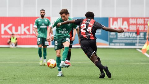 Diego Moreno controla el balón ante Borikó.