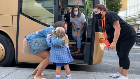 Abrazos antes de subir al autobs escolar en A Corua