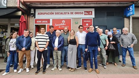 Los socialistas de Oroso estuvieron arropados por el secretario xeral gallego, G�mez Besteiro, y compa�eros de otras agrupaciones en el estreno de su nueva sede