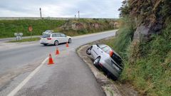 El coche qued encajado de lado en la pronunciada cuneta de la AC-552, la carretera de Baos de Arteixo