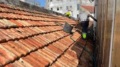 Imagen de archivo de obras de mantenimiento en el tejado del CEIP Froebel, en Pontevedra