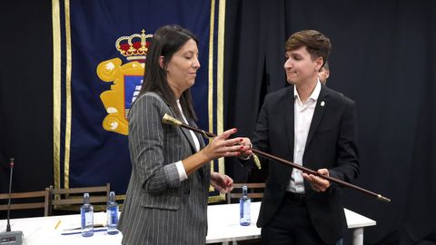 PLENO MOCION DE CENSURA EN EL CONCELLO DE RIBEIRA, DONDE LUIS PEREZ BARRAL ALCALDE DEL BNG CEDE EL BASTON DE MANDO A LA NUEVA ALCALDESA MARIA JOSE SAMPEDRO CANDIDATA DEL PP, PRIMERA MUJER EN ESTE PUESTO.