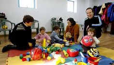 Medrando � par asumir� o traballo que fac�a Preescolar na casa (na imaxe unha sesi�n en Lal�n)<span lang= es-es >. </span>
