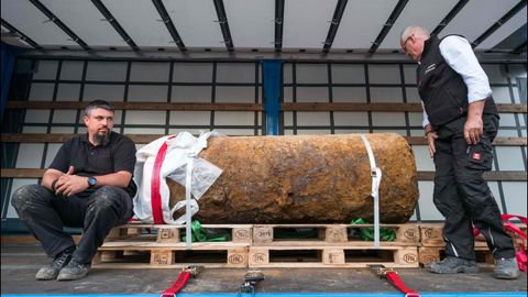 Unos artificieros junto a la bomba desactivada