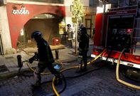 Los bomberos apagan el fuego en el And�n, en Doutor Cadaval, el 2 de diciembre del 2012.