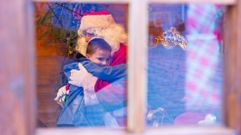 Pap� Noel recibi� ayer a los ni�os en su casita de la Praza do Concello de Carballo