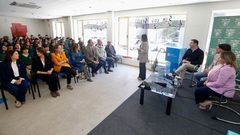 La conselleira de Medio Ambiente, Ángeles Vázquez, sentada en el centro, durante su visita de este jueves al colegio Los Sauces de Pontevedra