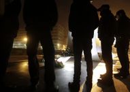 Agentes, ante el monumento a sus compa�eros. 