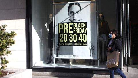 Saldos que van desde el 20 % al 40 % en una tienda situada en la plaza de Lugo