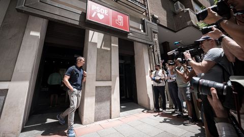 Un agente de la UCO sale de la sede nacional del PSOE en la calle Ferraz de Madrid.