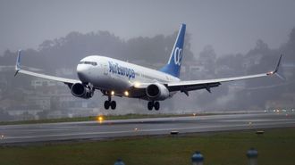 Un avi�n de Air Europa, en Alvedro con meteorolog�a adversa