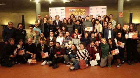 Os finalistas da 29. edicin dos premios de teatro Mara Casares dronse a coecer en Santiago nunha festa no Auditorio de Galicia, na que se tomou a fotografa de familia dos candidatos.