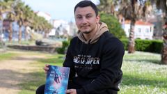 El autor es un apasionado de los libros desde la infancia, cuando empez� a escribir sus primeras historias 