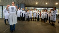 Concentraci�n de m�dicos, este mi�rcoles, en la entrada de consultas externas del Hospital Montecelo, en Pontevedra, para reclamar un estatuto propio