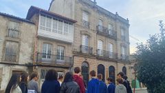 Estudantes do instituto Lama das Quendas visitaron o edificio onde estivo a escola de Manuel Formoso Lamas.  o inmoble situado  dereita da imaxe e o colexio encontrbase no primeiro andar