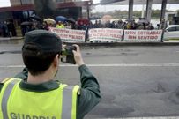 Los afectados frente a la gasolinera de la salida 217. 