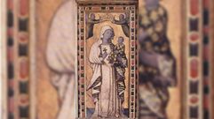 El cuadro que est� siendo restaurado es una copia del mural g�tico que representa a Nuestra Se�ora de la Antigua  y que est� en la catedral de Sevilla. La copia se la hicieron a Rodrigo de Castro en su etapa como arzobispo en esa ciudad andaluza y la ten�a en su oratorio del palacio episcopal. En la iglesia de los Escolapios ocupa una hornacina en el lado derecho del presbiterio, justo enfrente de la estatua de Rodrigo de Castro