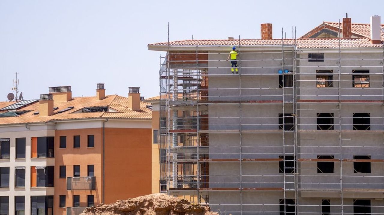 El número de trabajadores afectados por ERE baja un 23,1 % en abril, hasta 7.612