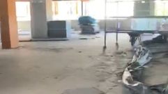 Miembros de la comunidad educativa tuvieron que limpiar las instalaciones del colegio de Carral para poder iniciar el curso