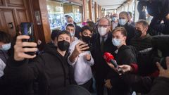 El candidato socialista, ngel Gabilondo, se hace un selfi con unos jvenes simpatizantes durante una visita, este jueves, a Alcal de Henares