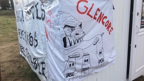 Imagen de una pancarta criticando a Glencore y a las subcontratas