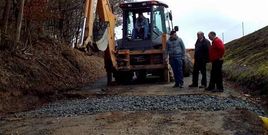 Operarios municipales arreglando una pista en Ponte-O Castro.
