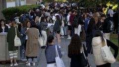 Alumnos esperando para entrar a la escuela de Caminos en A Coru�a, para realizar el examen de selectividad del pasado junio