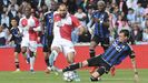 Nico Fonseca ante Borja Iglesias, con Sibo detr�s, durante el Celta-Real Oviedo