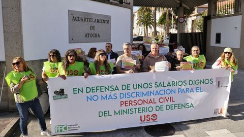 Personal civil de Defensa, manifest�ndose frente al acuartelamiento de Atocha